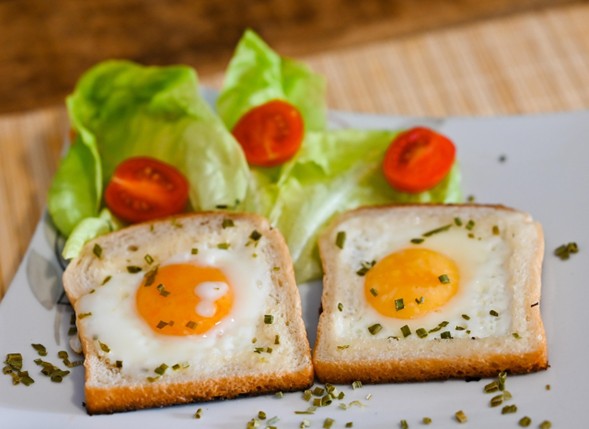 Desayunos saludables con huevo, pan tostado, lechuga y tomate cherry