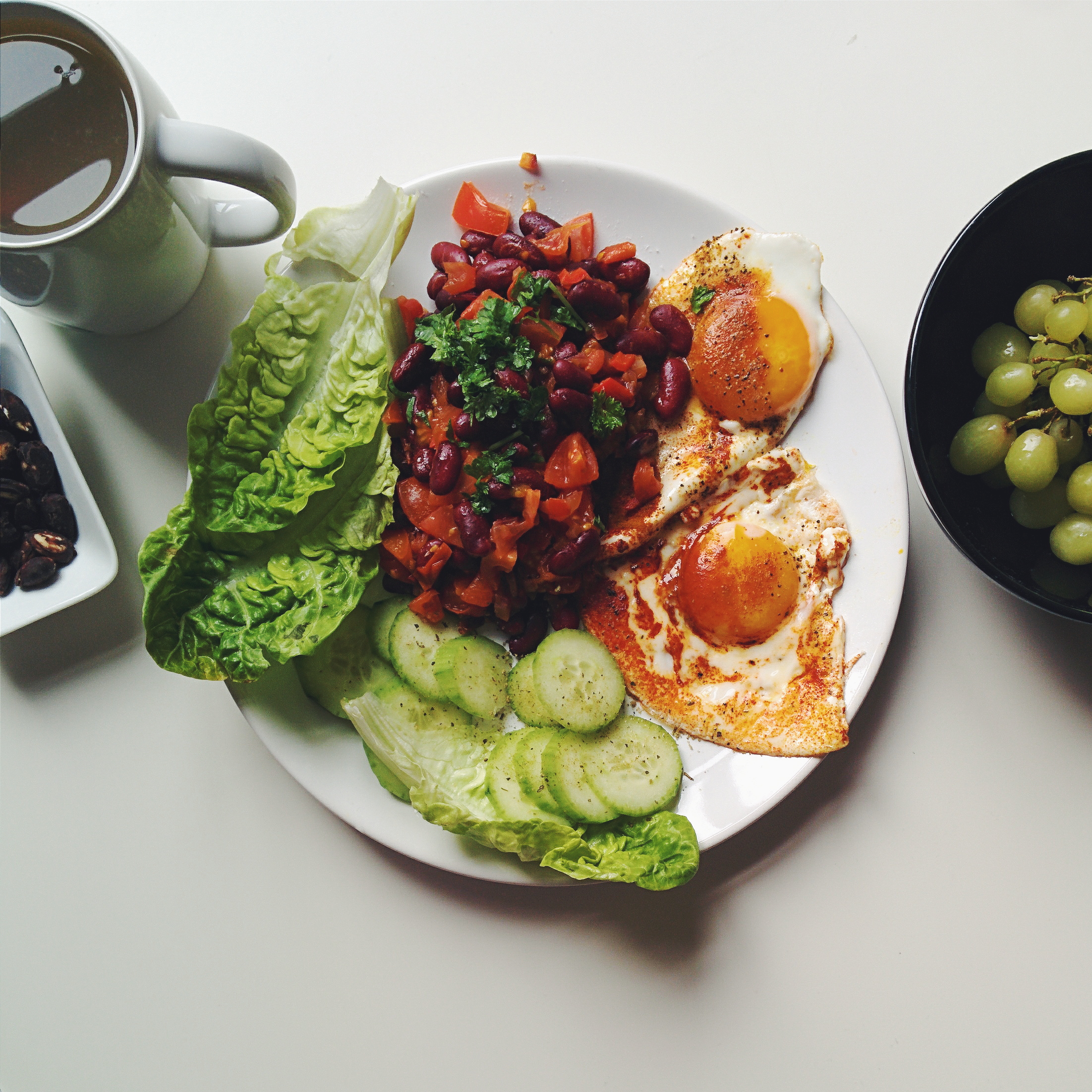 desayuno con huevo y vegetales saludable