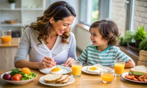 Madre e hijo desayunando huevos