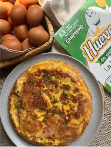 Una tortilla preparada con huevos oro.