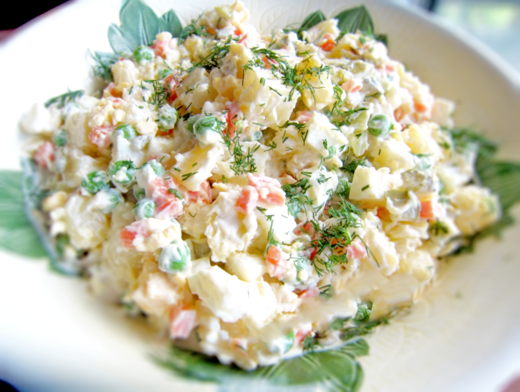 Ensalada con huevo y papa para cena navideña