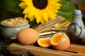 Huevos frescos cocinados sobre la mesa