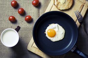 desayuno con huevo con clara cocinada