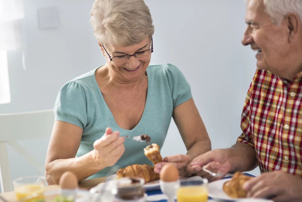 Pareja desayunando huevos