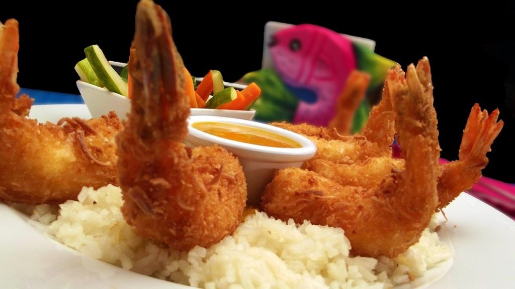 Unos camarones apanados listos para comer