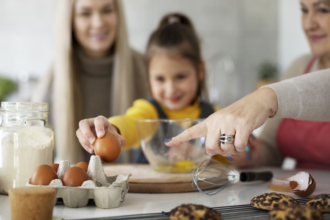 Una familia cocinando una receta para el día del padre con huevos.