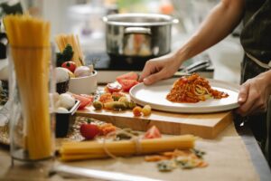 una mujer haciendo pasta cocinado en batch cooking