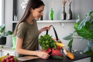 Una mujer con compras para una alimentación sostenible