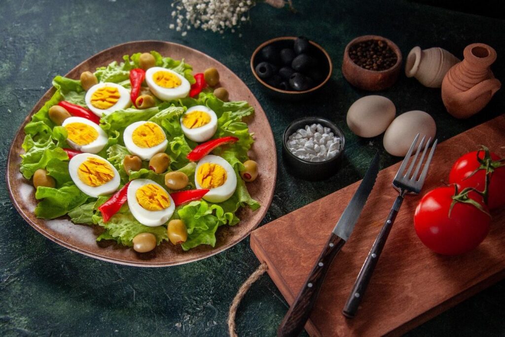 Una ensalada con huevos cocidos para un almuerzo keto.