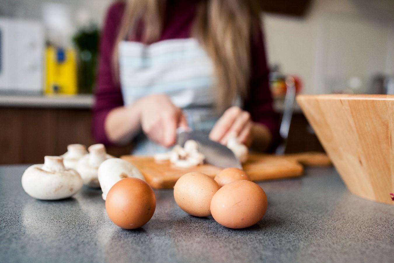 Unos huevos en la mesa de una persona preparando un almuerzo keto.