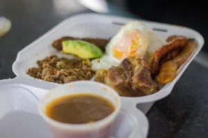Una bandeja paisa con todos los ingredientes típicos.