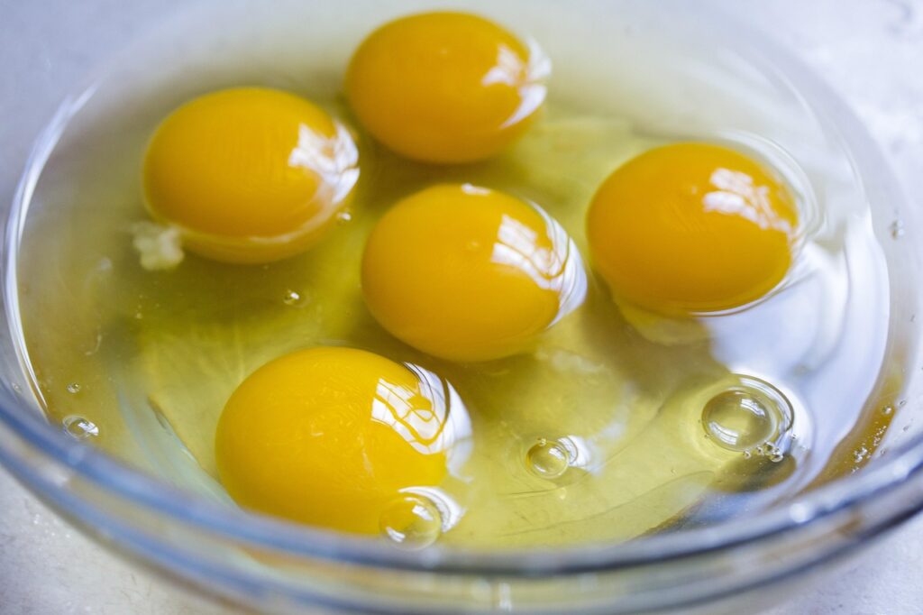 Unos huevos en un recipiente listos para ser congelados.