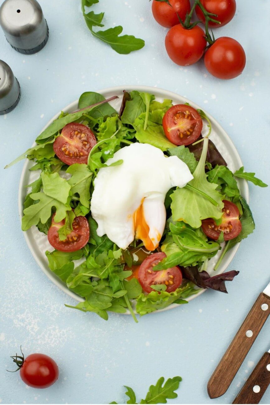 Las ensaladas con huevo pochado son ideales para la dieta paleo. 