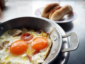 Unos huevos en cacerola listos para consumir