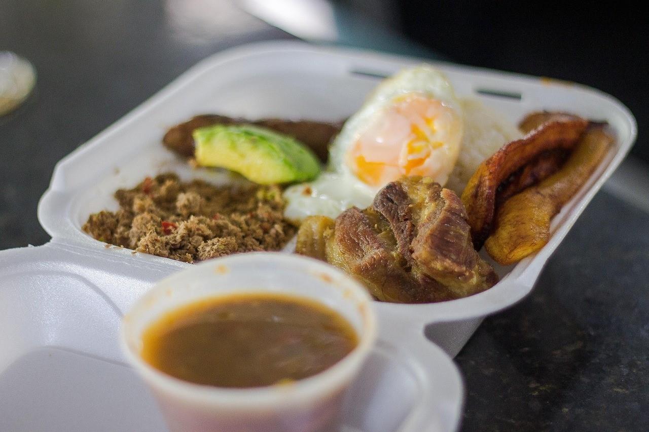 una bandeja paisa, una de las recetas típicas colombianas con huevo.