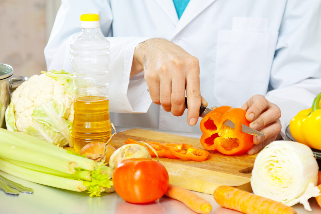 Una demostración de cómo cortar verduras con seguridad alimentaria.