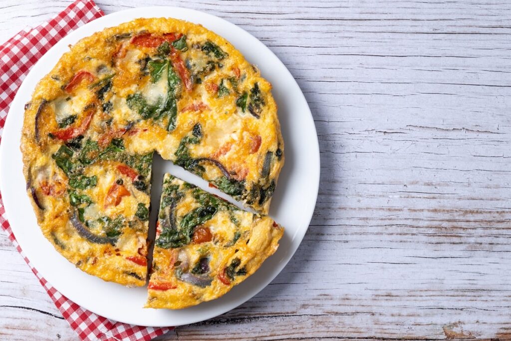 Una Fritttata italiana cortada y lista para servir