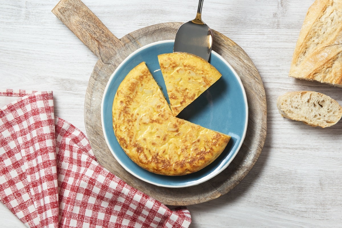 Una tortilla de huevo cortada para servirse.