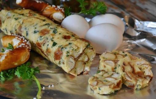 Rollito de jamón y queso con tortilla de huevo.