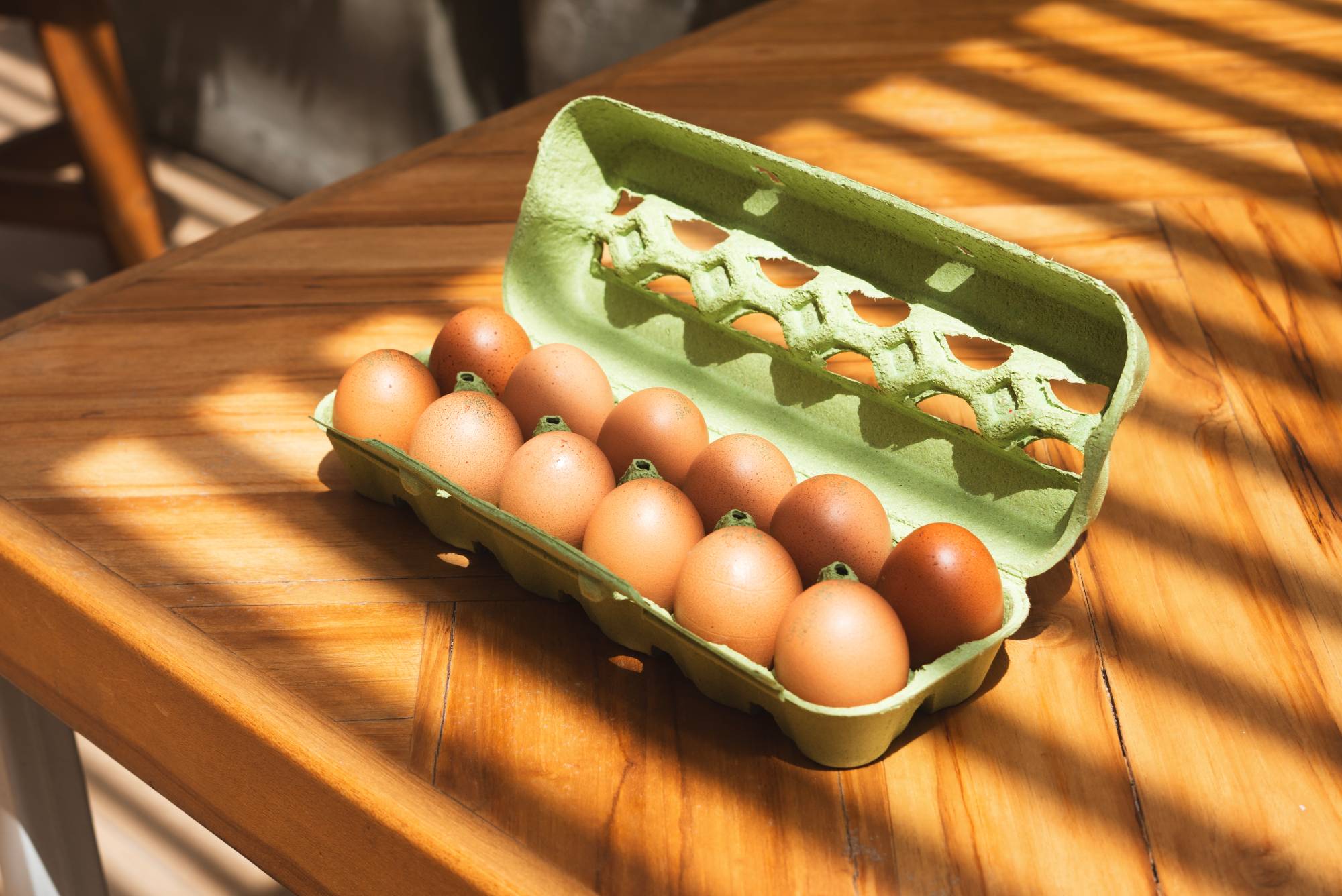 Unos huevos en panal para responder si comer huevo todos los días es malo