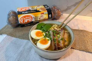 El ramen es una fascinante preparación de oriente, más deliciosa aun con Huevos Oro®.