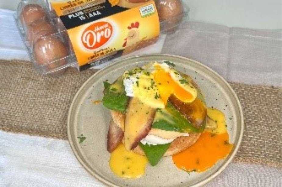 Deliciosa receta de huevos benedictinos preparada con Huevos Oro®