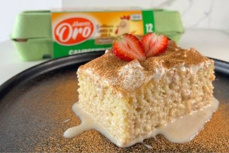 Disfruta del delicioso sabor de una torta tres leches preparada con Huevos Oro®.