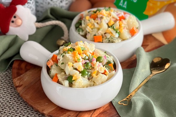 Ensalada de huevo con papa, vegetales y huevos cocidos, una receta completa ideal para compartir en cualquier ocasión 