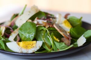Ensalada con huevo cocido, rugula y queso, una opción saludable, completa y llena de sabor.
