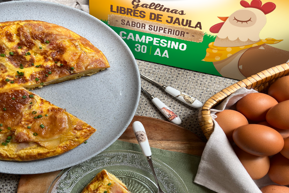 Frittata de papas preparada con huevos de gallinas libres de jaula, servida en porción.
