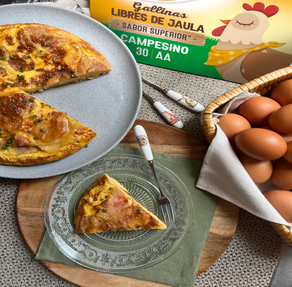 Frittata de papas preparada con huevos de gallinas libres de jaula, servida en porción.