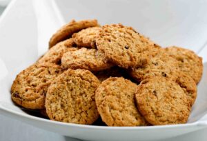 Galletas de jengibre caseras recién horneadas, con textura crujiente por fuera y un sabor ideal para compartir en familia.