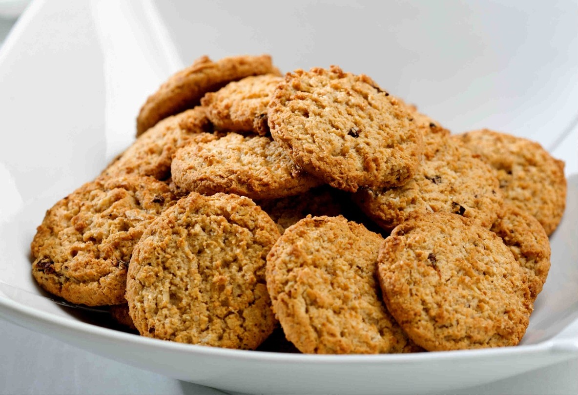 Galletas de jengibre caseras recién horneadas, con textura crujiente por fuera y un sabor ideal para compartir en familia.