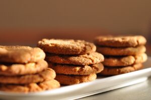 Galletas de mantequilla caseras recién horneadas, crujientes por fuera y suaves por dentro, ideales para compartir en cualquier ocasión.