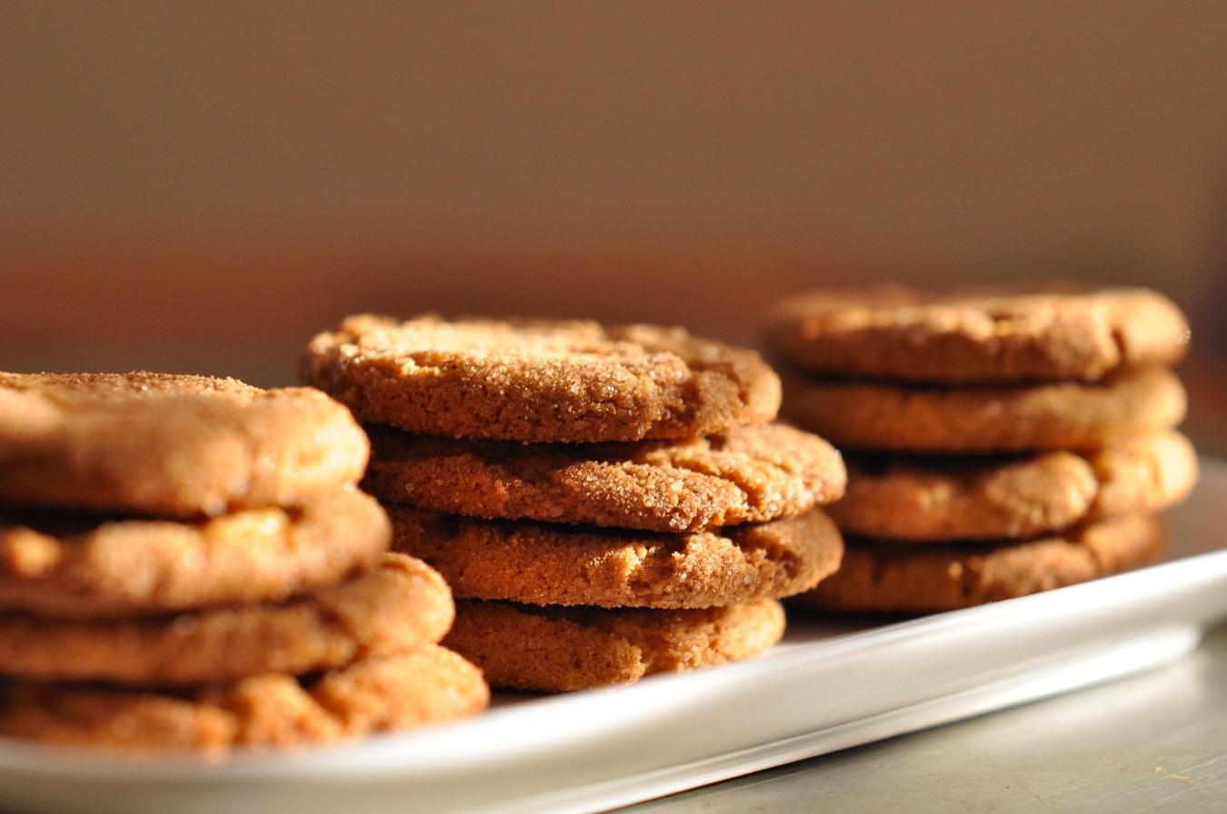 Galletas de mantequilla caseras recién horneadas, crujientes por fuera y suaves por dentro, ideales para compartir en cualquier ocasión.