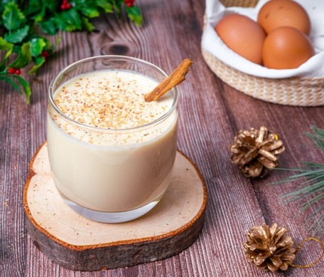 Ponche de huevo cremoso servido con canela