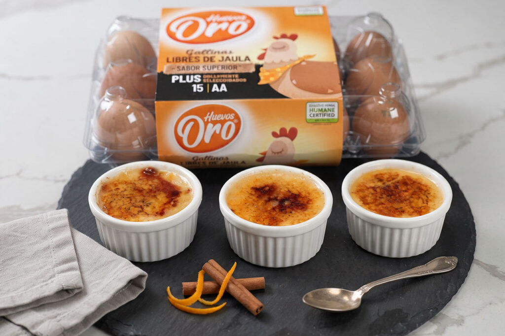 Receta tradicional de crema catalana casera preparada con yemas de huevos frescos de gallinas libres de jaula