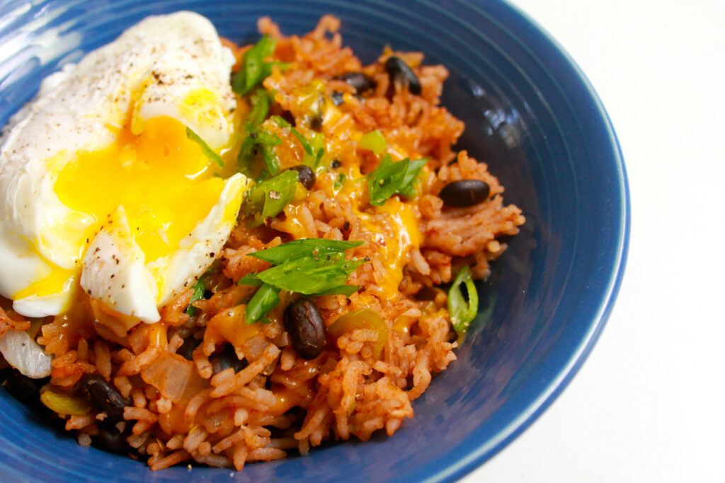 Calentado de arroz con huevo frito y frijoles