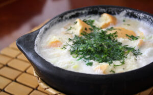 Changua colombiana con huevo y cilantro