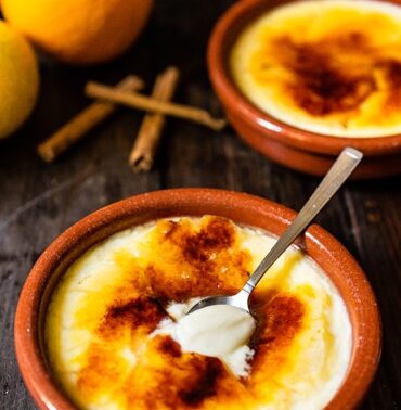 Crema catalana cremosa con azúcar caramelizado y canela
