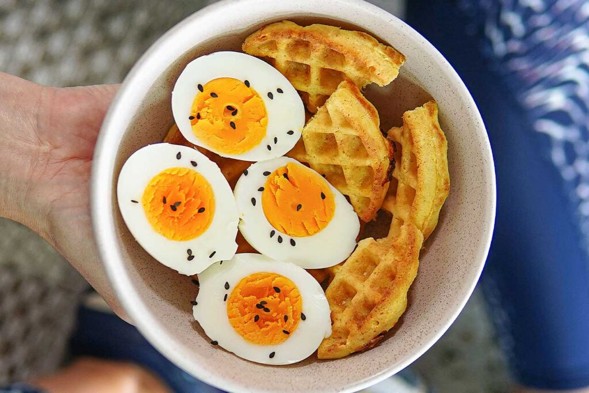 Huevo cocido acompañados de waffles