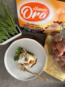 Huevo con queso fundido sobre pan tostado
