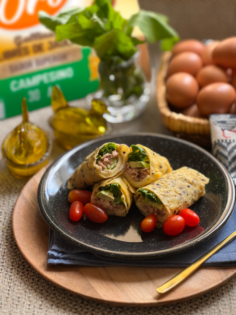 Rollitos de huevo rellenos con atún, aguacate y vegetales
