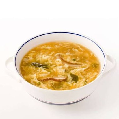 Sopa de tortilla de huevo con vegetales en un tazón