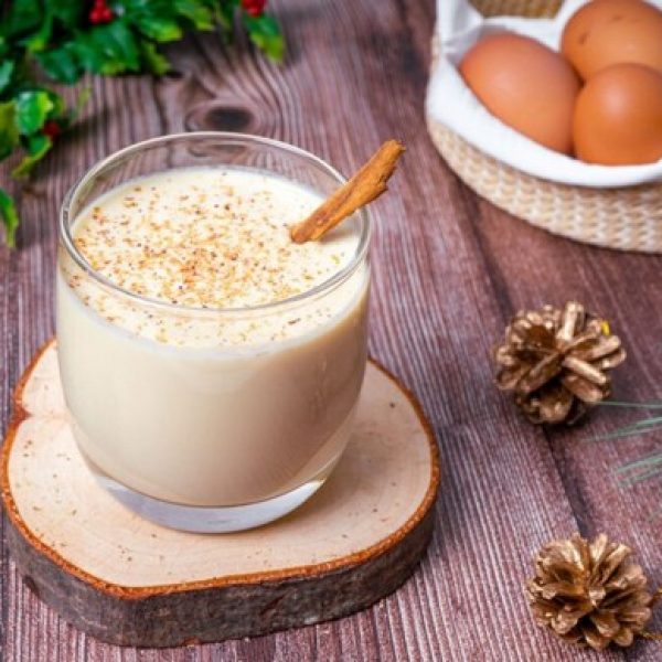 Ponche de huevo cremoso servido con canela