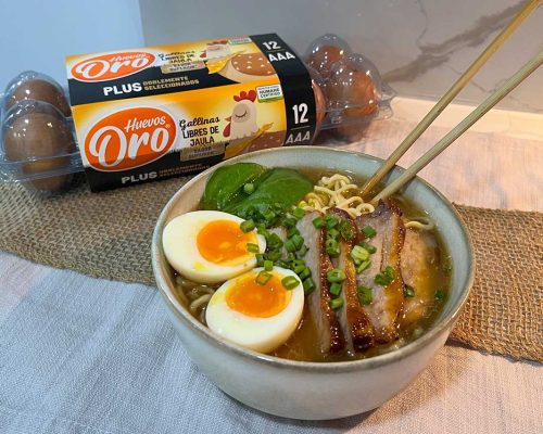 El ramen es una fascinante preparación de oriente, más deliciosa aun con Huevos Oro®.