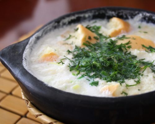 Changua colombiana con huevo y cilantro