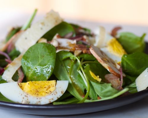 Ensalada con huevo cocido, rugula y queso, una opción saludable, completa y llena de sabor.