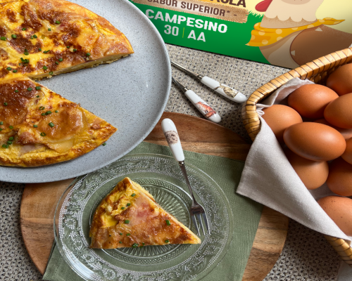 Frittata de papas preparada con huevos de gallinas libres de jaula, servida en porción.