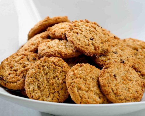 Galletas de jengibre caseras recién horneadas, con textura crujiente por fuera y un sabor ideal para compartir en familia.